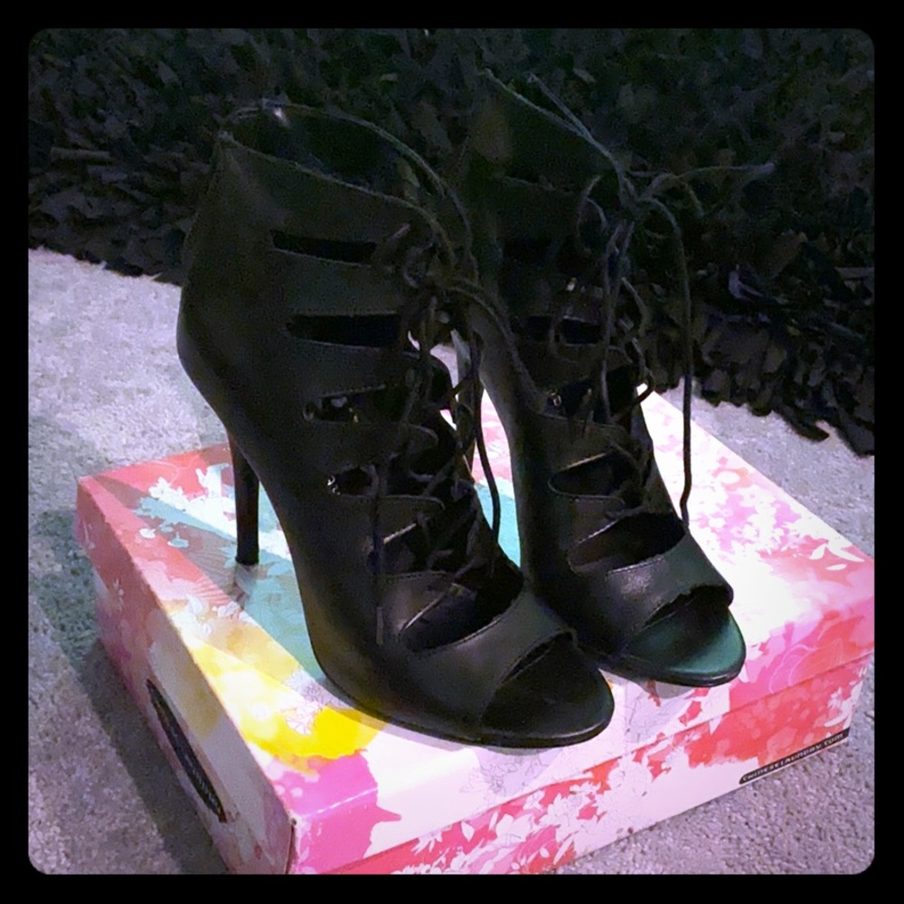 Black open toe sandal with straps 🖤🖤
